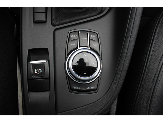 Foto 5 van BMW X1 sDrive20i Orange Edition II / 69.961 km / Trekhaak / Panoramadak / Camera / Head-up / Leder /