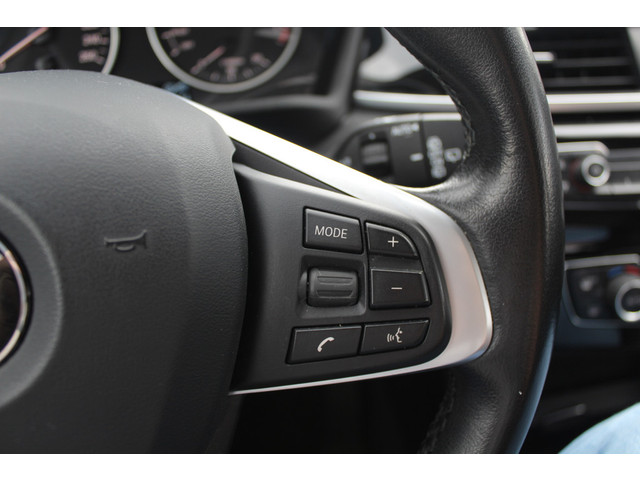 Foto 9 van BMW X1 sDrive20i Orange Edition II / 69.961 km / Trekhaak / Panoramadak / Camera / Head-up / Leder /