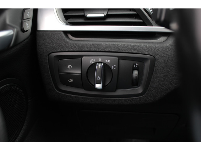 Foto 10 van BMW X1 sDrive20i Orange Edition II / 69.961 km / Trekhaak / Panoramadak / Camera / Head-up / Leder /