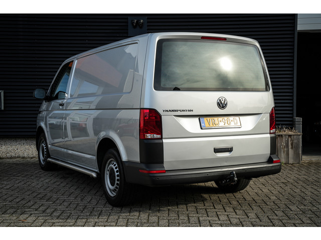 Foto 8 van Volkswagen Transporter 2.0 TDI L1H1 28 Comfortline | Navi | Bluetooth | Metallic lak | Trekhaak | El