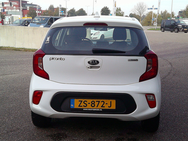Foto 8 van Kia Picanto 1.0 MPi DynamicLine Staat in Hardenberg