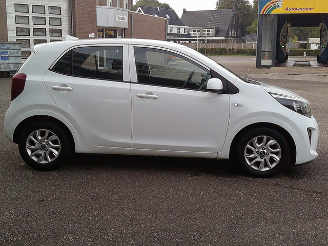 Foto 6 van Kia Picanto 1.0 MPi DynamicLine Staat in Hardenberg