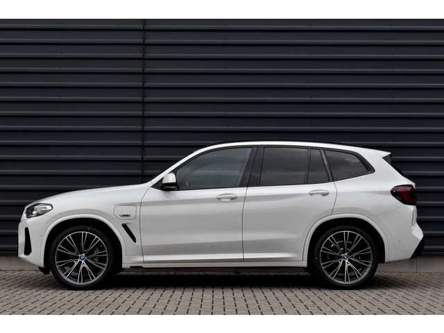 Foto 3 van BMW X3 xDrive30e M Sport | Pano | 21'' Wielen | Camera | CarPlay | Head-Up | Stoelverwarming | Sfeer