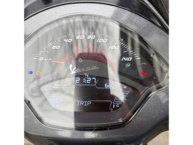 Foto 4 van Vespa Scooter Vespa Sprint 125 S ABS Custom Nardo Grey, super dikke custom motorscooter voorzien van