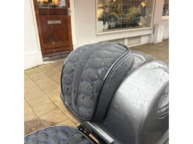 Foto 8 van Vespa Scooter Vespa Sprint 125 S ABS Custom Nardo Grey, super dikke custom motorscooter voorzien van