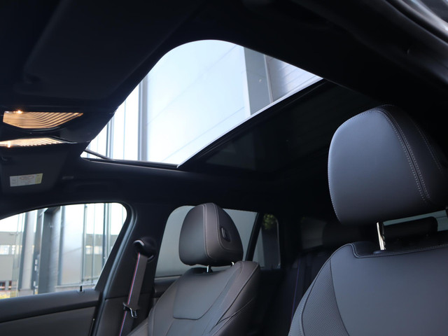 Foto 10 van BMW 3-serie Touring 330i xDrive | Pano | HUD  | 360 Camera | Trekhaak