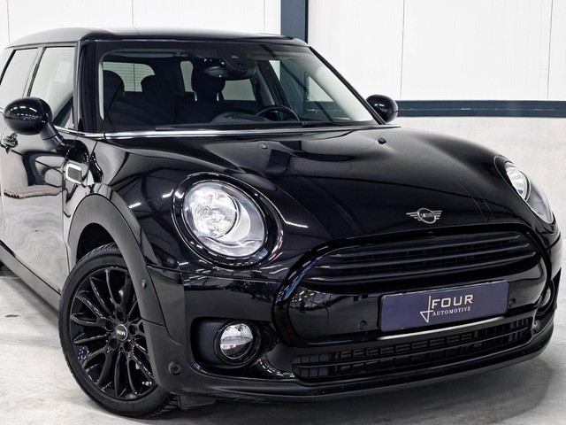 Foto 4 van MINI Clubman 1.5 Cooper Black edition | Carplay | Stoelverwarming | Keyless | Sfeerverlichting | All