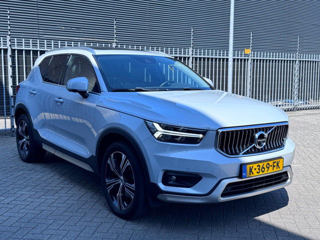 Foto 3 van Volvo XC40 2.0 B4 AWD R-Design | Schuifdak | Standkachel | Trekhaak | Full option!