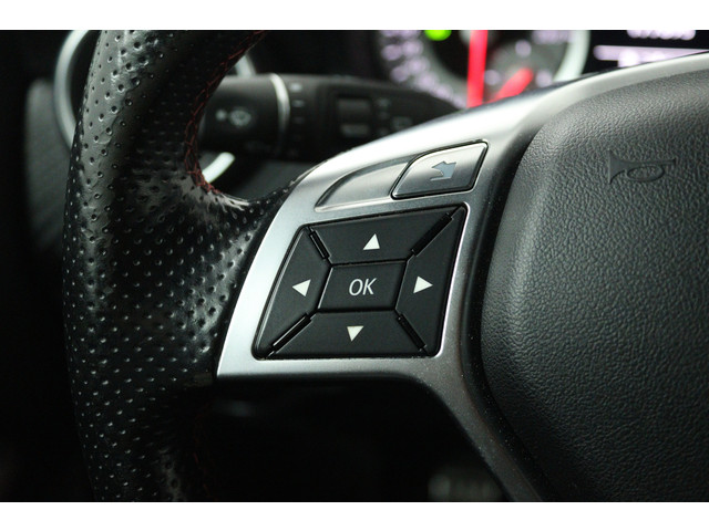 Foto 4 van Mercedes-Benz A-Klasse 180 Ambition (STOELVERWARMING, NAVIGATIE, PARKEERSENSOREN)