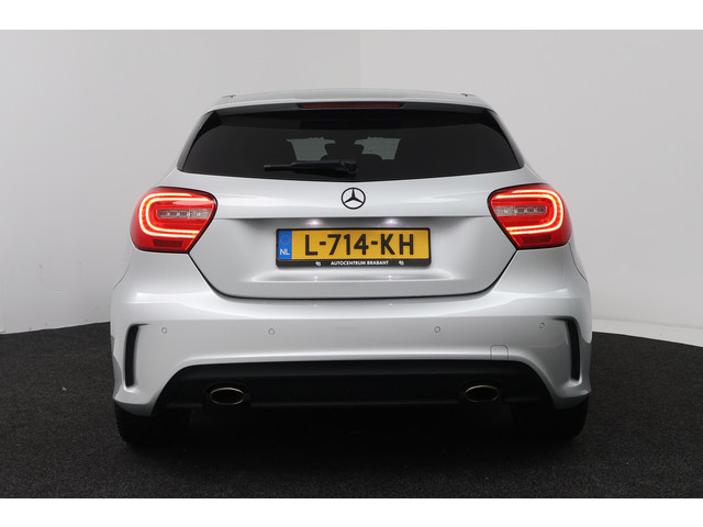 Foto 3 van Mercedes-Benz A-Klasse 180 Ambition (STOELVERWARMING, NAVIGATIE, PARKEERSENSOREN)
