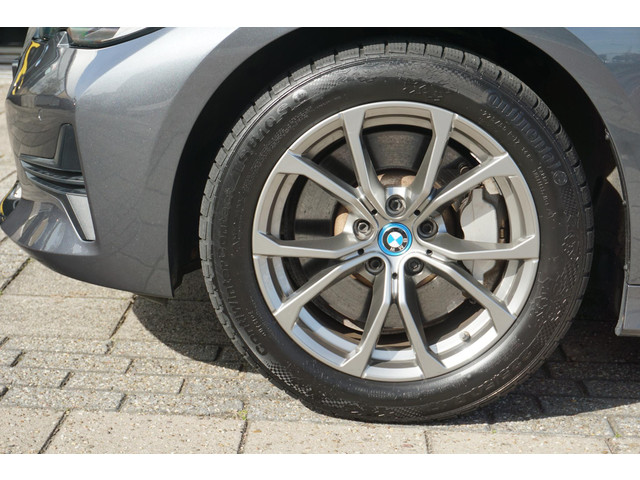 Foto 3 van BMW 3-serie Touring 330e | trekhaak | ACC