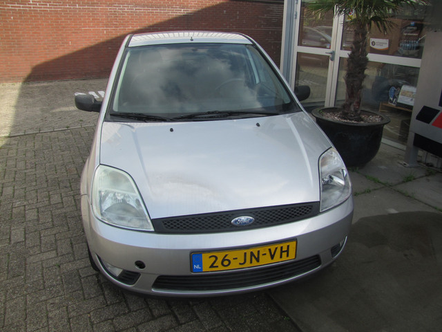 Foto 10 van Ford Fiesta 1.4-16V First Edition incl nwe apk, nwe banden,