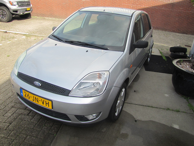 Foto 9 van Ford Fiesta 1.4-16V First Edition incl nwe apk, nwe banden,