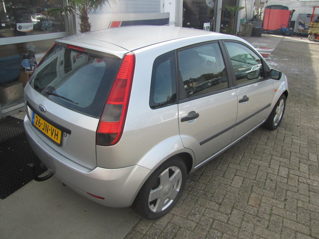 Foto 6 van Ford Fiesta 1.4-16V First Edition incl nwe apk, nwe banden,