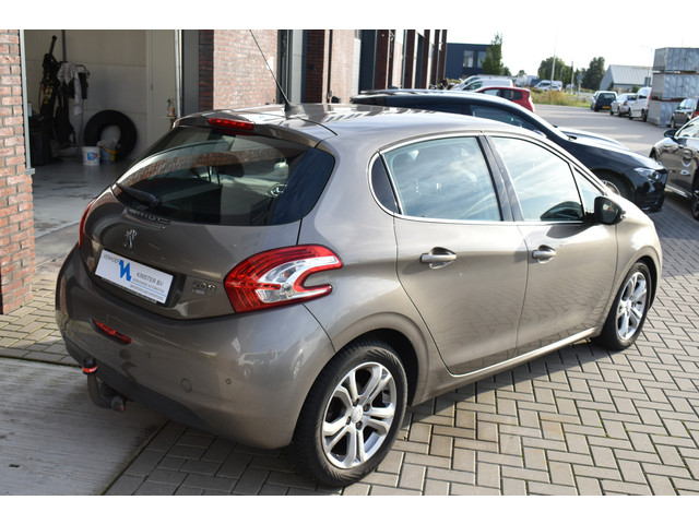 Foto 9 van Peugeot 208 1.6 e-HDi Allure gereserveerd (bj 2012)