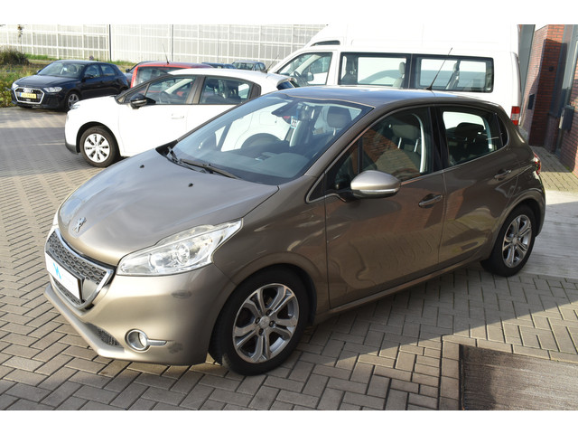 Foto 6 van Peugeot 208 1.6 e-HDi Allure gereserveerd (bj 2012)