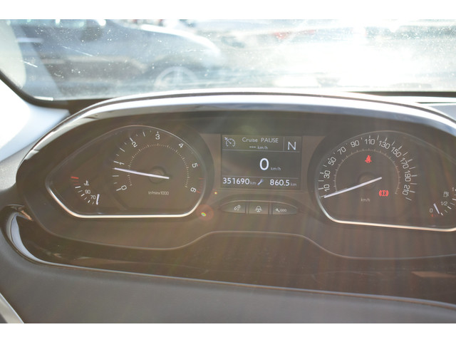 Foto 2 van Peugeot 208 1.6 e-HDi Allure gereserveerd (bj 2012)
