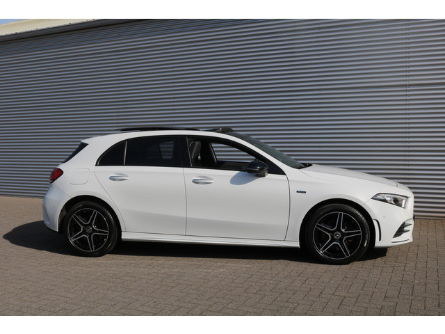Foto 10 van Mercedes-Benz A-Klasse 250 e AMG Pakket AMG NightPakket (Pano Sportleder/Memory Carplay Widescreen C