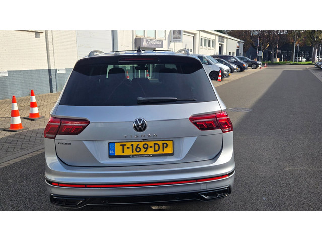 Foto 4 van Volkswagen Tiguan Allspace 1.5 TSI R-Line Business+ 7p.|Pan.dak|Btw Auto|