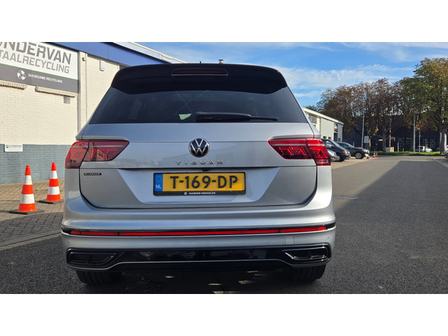 Foto 3 van Volkswagen Tiguan Allspace 1.5 TSI R-Line Business+ 7p.|Pan.dak|Btw Auto|