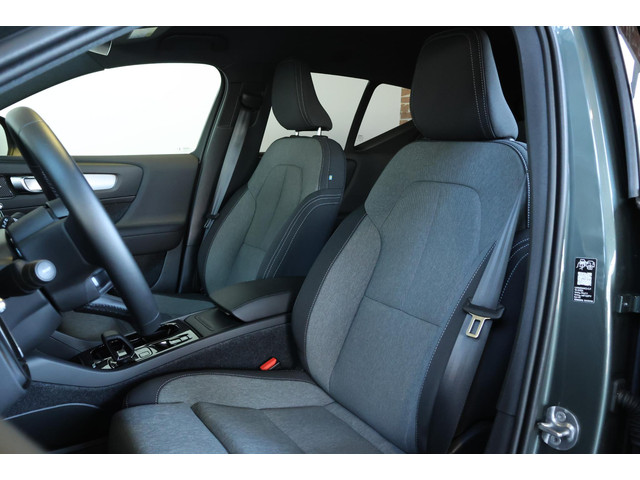 Volvo XC40 B4 Plus Dark |Semi-Electrische Wegklapbare Trekhaak | Verwarmbare voorstoelen | achterban