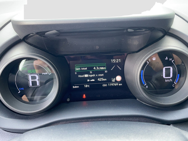 Foto 10 van Toyota Yaris 1.5 Hybrid First Edition Keyless start | LMV | Navi