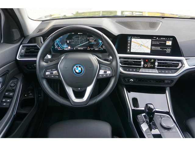 Foto 2 van BMW 3-serie Touring 330e | trekhaak | ACC