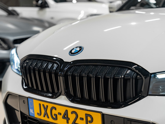 Foto 10 van BMW 3-serie Touring 330e M-Sport 292PK, Facelift, Shadow Line, Wide Screen, Voll Led, Navi, Adaptive
