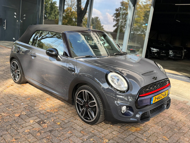 Foto 2 van Mini Cabrio 2.0 Cooper S Chili Serious Business JCW|Nieuwstaat