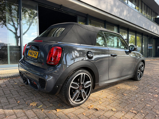 Foto 6 van Mini Cabrio 2.0 Cooper S Chili Serious Business JCW|Nieuwstaat