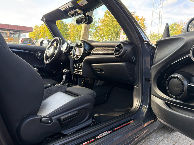 Foto 10 van Mini Cabrio 2.0 Cooper S Chili Serious Business JCW|Nieuwstaat