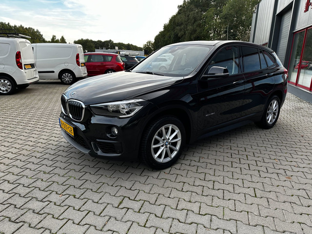 Foto 3 van BMW X1 SDrive18d High Executive / Automaat / Trekhaak / Navi / Cruise / Stoelver. /