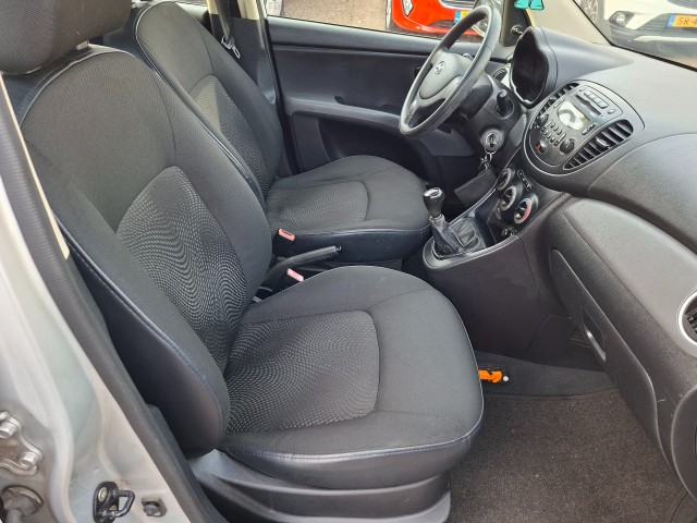 Foto 9 van HYUNDAI I10 1.1 i-Drive Cool RADIO CD/AIRCO/CENTR.VERGR/ELEC.RAMEN VOOR