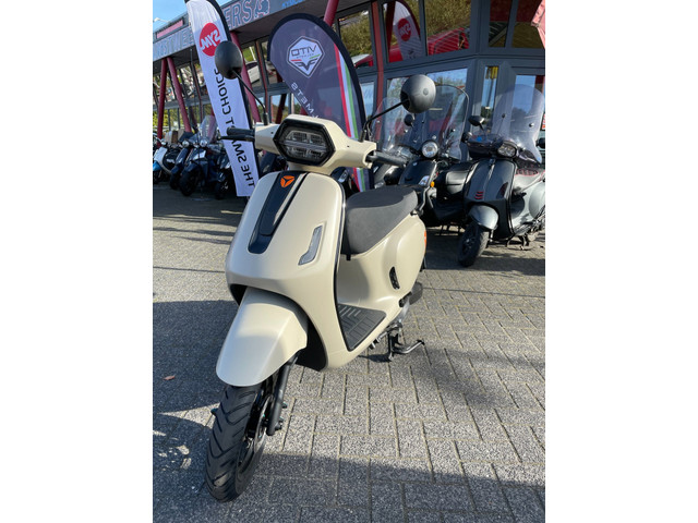 Foto 2 van Yadea Owin 25-45km Electrische Scooter NIEUW STIJLVOL BETAAL