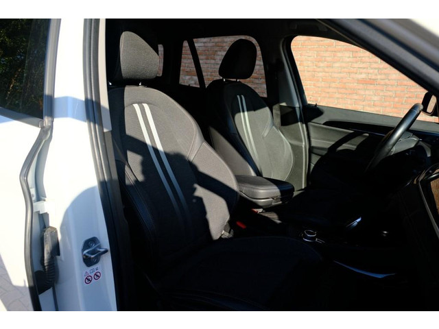 Foto 4 van BMW X1 sDrive18i 140pk Aut. Executive Edition - Navigatiesysteem - Achteruitrijcamera - Cruise contr