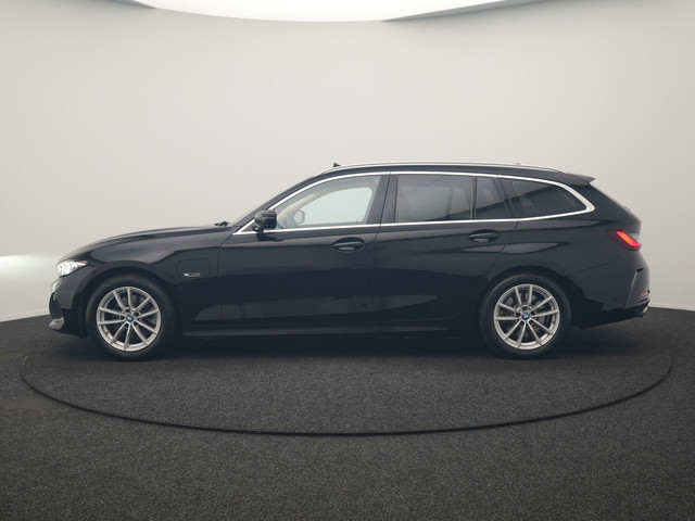Foto 3 van BMW 3 Serie Touring 320e Luxury Line Facelift PHEV Dealer O.H. | Trekhaak Af Fabriek | Panodak | Hea