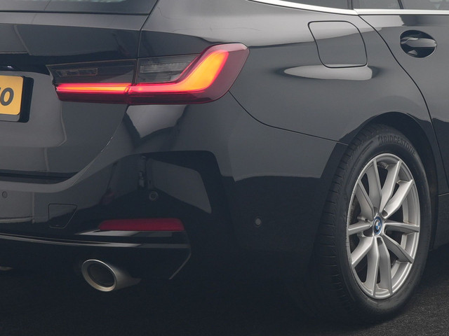 Foto 6 van BMW 3 Serie Touring 320e Luxury Line Facelift PHEV Dealer O.H. | Trekhaak Af Fabriek | Panodak | Hea